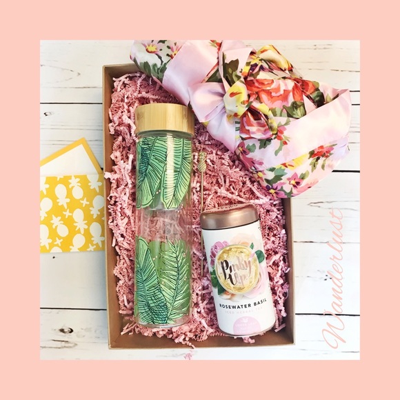 Pretty Bash Wanderlust Gift Box - Picture 1 of 5